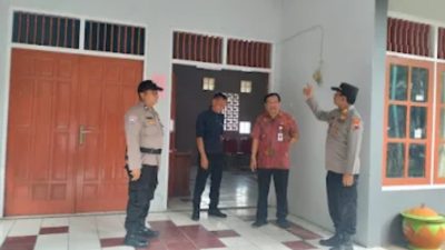 Kapolsek Bumiayu Inspeksi Keamanan Logistik Pilkada 2024, Pastikan Pemilu Aman