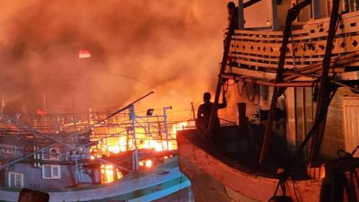 Kapal Penangkap Ikan Terbakar di Pelabuhan Pelindo Tegal