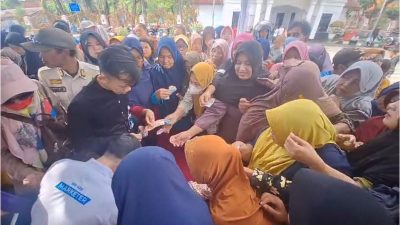 Pasar Murah GPM di Brebes Diserbu Pembeli, Ratusan Emak-emak Berdesakan