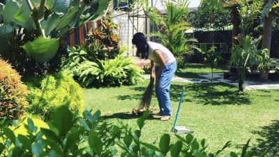 Mitos, Perempuan Nyapu Harus Bersih Biar Jodohnya Tak Brewokan