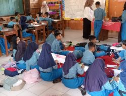 Dua Ruang Kelas Ambruk, Siswa SD Cikuning 3 di Brebes Berbagi Ruang Belajar