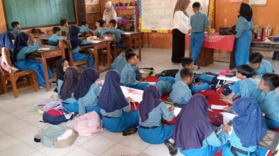 Dua Ruang Kelas Ambruk, Siswa SD Cikuning 3 di Brebes Berbagi Ruang Belajar