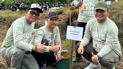 Belum Dilantik, Bupati Tegal Terpilih Ikut Tanam Pohon di Lahan Gundul Sumbaga