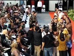 Pastikan Hak Masyarakat Terlindungi, Wamen ATR/BPN Serahkan 1.500 Sertifikat Tanah