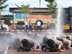 32 Polisi Polres Tegal Kota Disemprot Air Mobil Water Canon