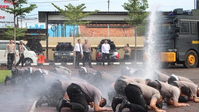32 Polisi Polres Tegal Kota Disemprot Air Mobil Water Canon