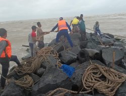 Akibat Pendangkalan dan Cuaca Buruk Kapal Nelayan Asemdoyong Tenggelam
