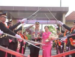 AKBP Putu Disambut Tradisi Pedang Pora