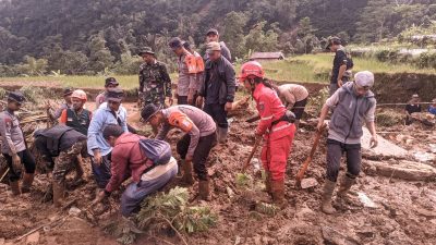 Lima Relawan PMI Bantu Penanganan Bencana Alam di Pekalongan