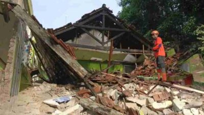 Hujan Deras, Bangunan SDN 04 Galuhtimur di Brebes Ambruk