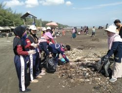Puluhan Siswa SMA 1 Slawi Bersih- Bersih Sampah di Pantai Larangan