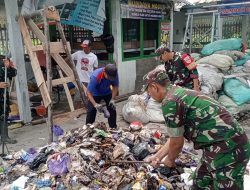 Prihatin dengan Tumpukan Sampah, Anggota TNI Lakukan Daur Ulang Sampah