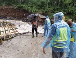 Jembatan Darurat Roboh, Akses Ekonomi dan Pendidikan Terganggu