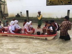 Banjir, Siswa Naik Perahu Fiber PMI ke Sekolah