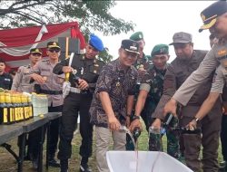 Ratusan Botol Miras Pabrikan dan Oplosan Dimusnahkan