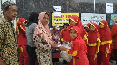SD Ihsaniyah 1 Salurkan 536 Paket Ramadan
