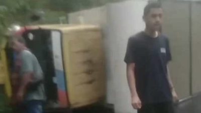 Truk Box Pengangkut Ayam Terbalik di Jalan Leter S Arah Guci Tegal