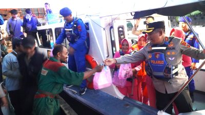 Naik Kapal Satpolairud, Kapolres Tegal dan Ketua Bhayangkari Berbagi Takjil di Tengah Laut