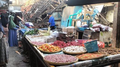Atap Pasar Jatibarang Ambruk, Lapak Pedagang Dipindah ke Tempat Darurat