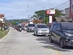 H-2 Lebaran, Antrean Kendaraan Mengular di Pasar Linggapura, Brebes
