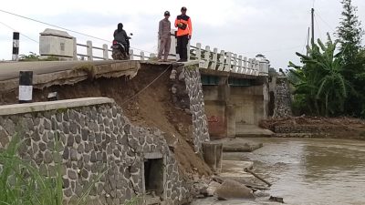 Jembatan Cikuya di Cinanas Brebes Ambrol Diterjang Banjir, Akses Warga Terancam Putus