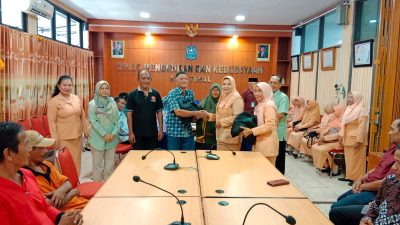 Penjaga Sekolah dan Tenaga Kebersihan Dapat Bingkisan Ramadan