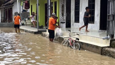 PMI Distribusi Bantuan Untuk Korban Banjir Sidaharja