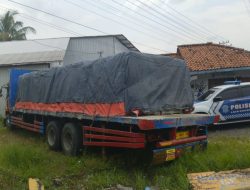 Truk Fuso Bermuatan Semen Alami Rem Blong di Turunan Pagojengan Brebes
