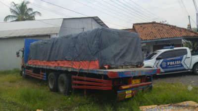 Truk Fuso Bermuatan Semen Alami Rem Blong di Turunan Pagojengan Brebes