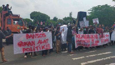 Ratusan Warga Demo di Kantor Bupati Tegal, Tuntut Kades Balaradin Mundur