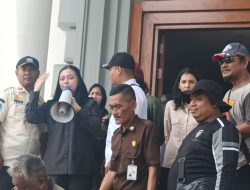 Ditemui Bupati Mitha, Massa Demo Diajak Masuk Gedung KPT Beraudiensi