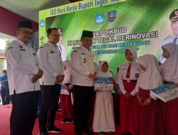 Tak Ingin Anak di Kabupaten Tegal Putus Sekolah, Bupati Ischak Berikan Kartu Cerdas Kepada Siswa SD dan SMP