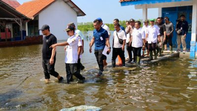 Ahmad Luthfi Tinjau Kondisi Warga dan Salurkan Bantuan bagi Korban Rob di Pemalang