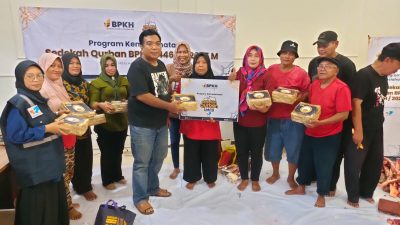 PDI Perjuangan Kota Tegal Bagikan Ribuan Paket Daging Kurban dalam Kemasan Ramah Lingkungan
