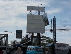 Rawan Celaka! Papan Reklame Rusak Menggantung di Jalan Raya Bumiayu