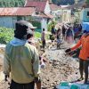 Tak Kunjung Diperbaiki, Warga Dawuhan-Batursari Perbaiki Jalan Sendiri