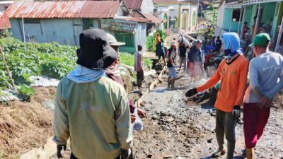 Tak Kunjung Diperbaiki, Warga Dawuhan-Batursari Perbaiki Jalan Sendiri