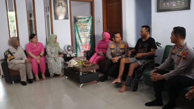 Gelar Bakti Kesehatan, Kapolres Tegal Kunjungi Pegawai yang Sakit Menahun