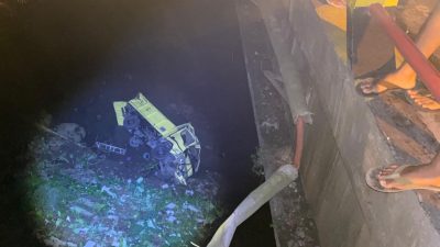 Truk Terjun ke Sungai Glagah Brebes setelah Tabrak Sepeda Motor, Dua Orang Terluka