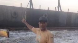 Geger, Kapal Tongkang Terdampar di Pantai Randusanga Brebes
