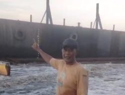 Geger, Kapal Tongkang Terdampar di Pantai Randusanga Brebes