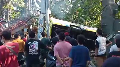 Minibus Travel Terguling di Tikungan Balekambang Brebes, 8 Karyawan Luka-Luka