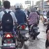 Dikeluhkan, Jalan Desa Ciampel Terendam Banjir Meski Tak Ada Hujan