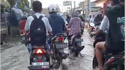 Dikeluhkan, Jalan Desa Ciampel Terendam Banjir Meski Tak Ada Hujan