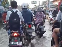 Dikeluhkan, Jalan Desa Ciampel Terendam Banjir Meski Tak Ada Hujan
