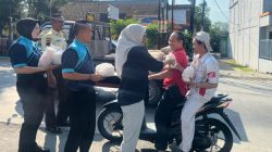 BRI Bumiayu Bagikan Makanan Gratis di Momen Jumat Berkah