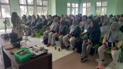 Siswa Sekolah Lansia Bakti Ibu Belajar Membuat Jamu “Roslang” di Wisata Kesehatan Jamu Kalibakung