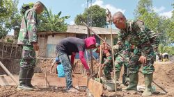 Anggota TNI dan Warga Desa Wanarata Garap RTLH