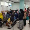 Membludak, Pasien Rawat Jalan RSUD Dr Soeselo Slawi Terpaksa Duduk di Lantai
