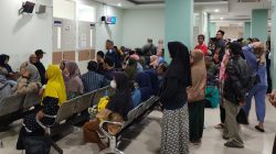 Membludak, Pasien Rawat Jalan RSUD Dr Soeselo Slawi Terpaksa Duduk di Lantai